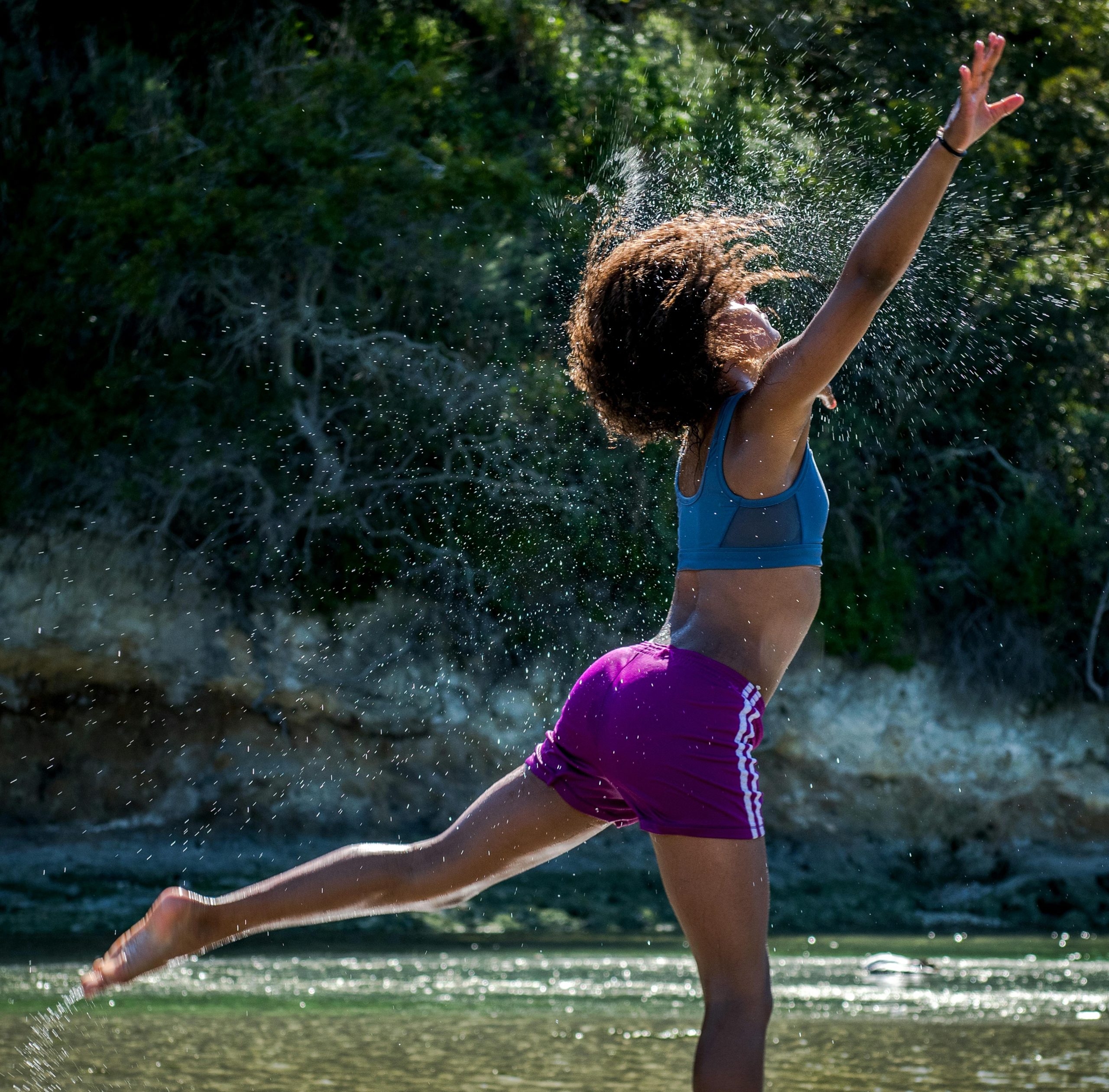 Femme qui danse dans l'eau