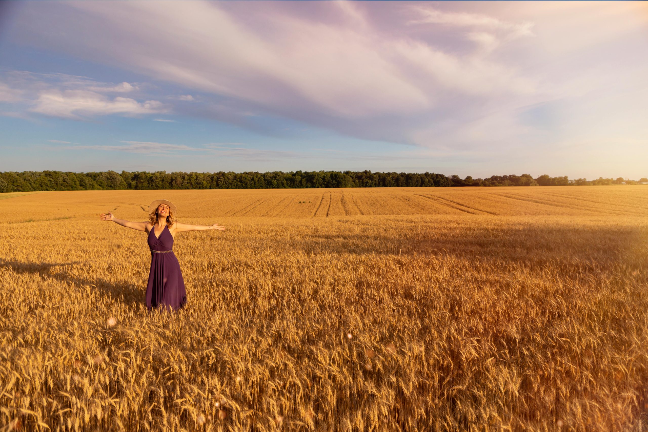 Femme qui fait de l'expression corporelle en nature.